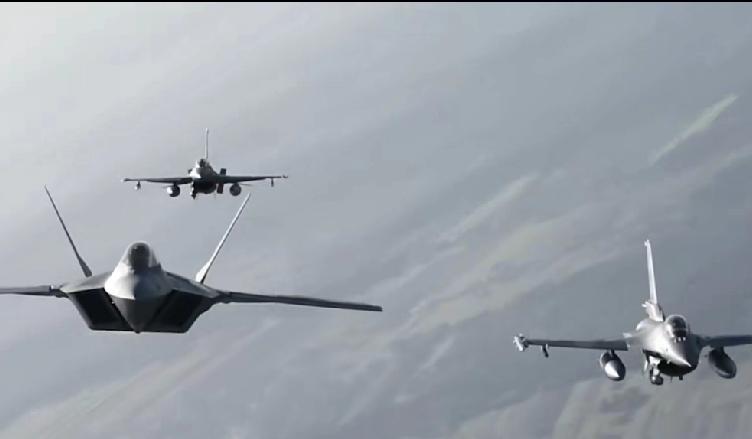 我们现在的卫星已经能做到实时监控。全球的飞机军舰调动都在我们的掌握之中，就该这样