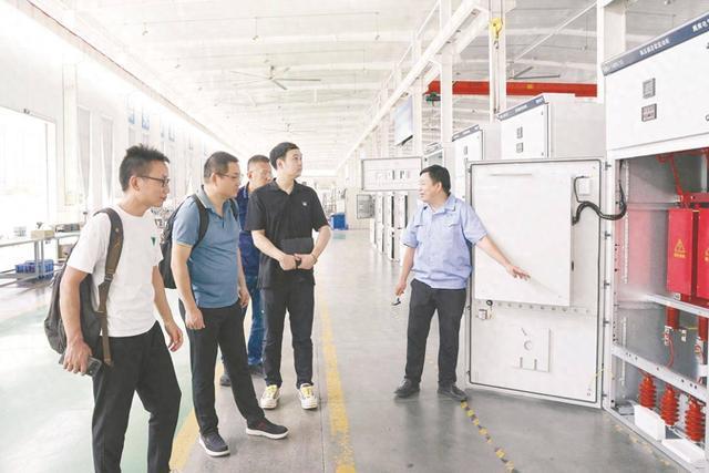 专家入企交流
 近日，湖北省党外知识分子服务地方发展供需对接活动在樊城区腾辉电气