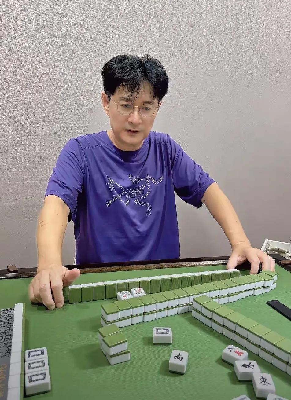 黄安居然也打麻将。这种一动不动的消遣方式我以为黄安会不喜欢。
黄安在头条不是一直