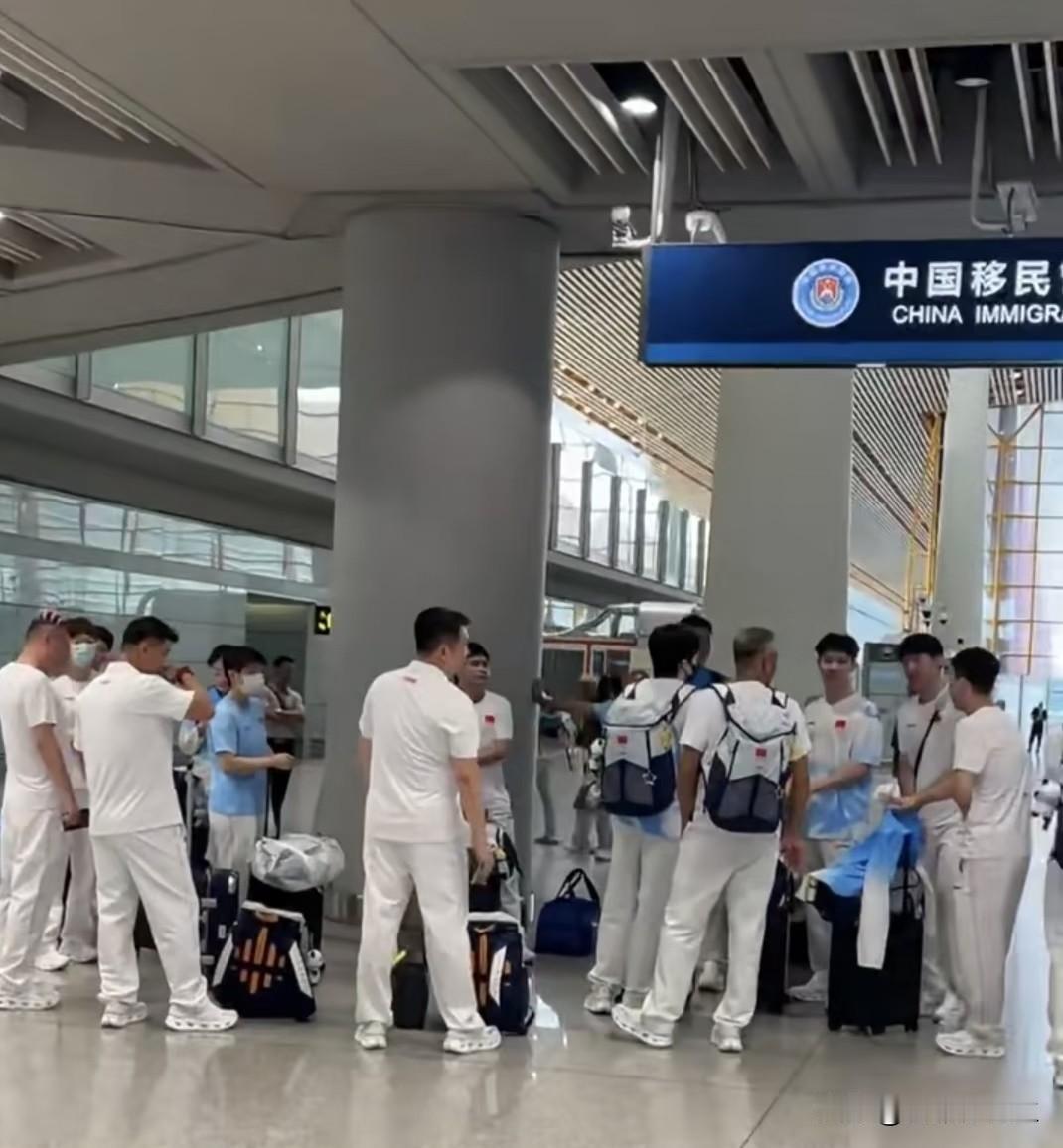 笑死我了！国乒一早出发日本名古屋亚运会，莎莎怎么又跑到男队去了？

有网友说: