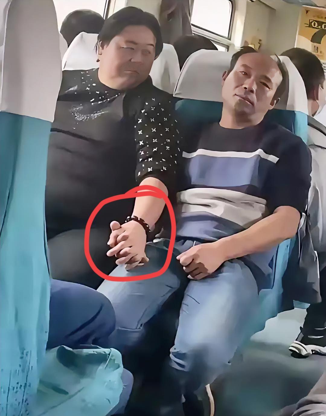 大叔为何闷闷不乐，火车上的一幕，妻子紧紧的抓住大叔的手，眼神一刻也不愿意离开自己