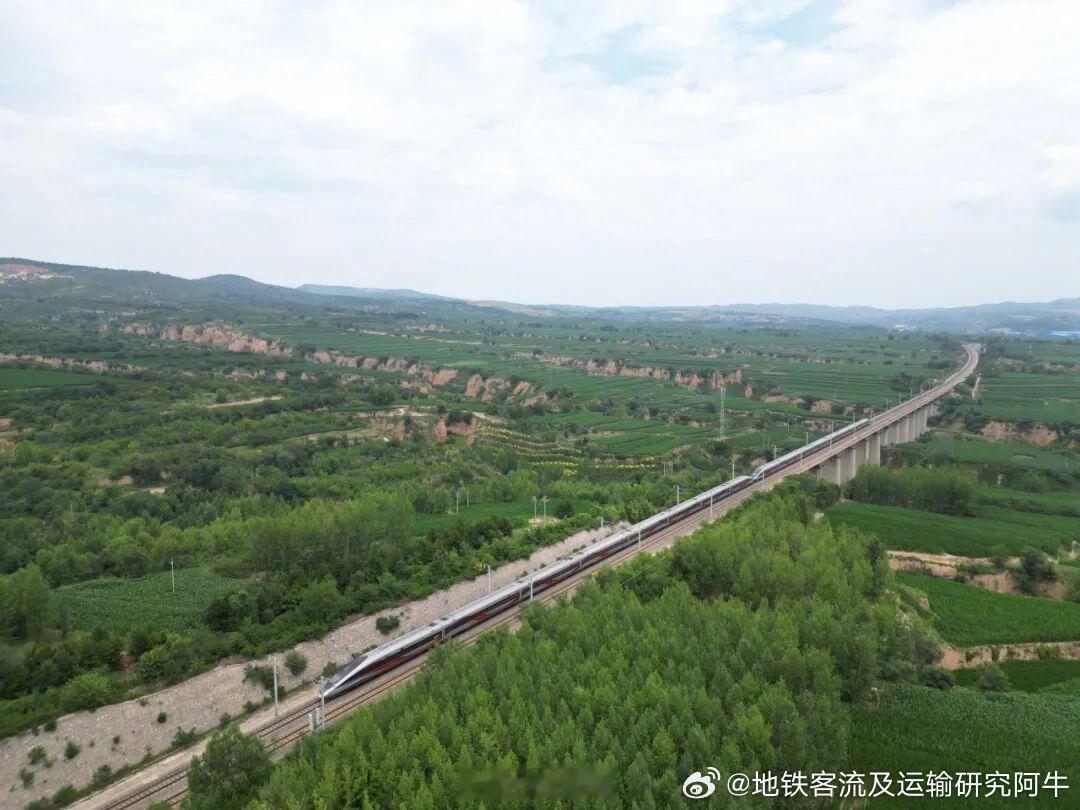 【中国铁路 全国铁路2026年上半年累计发送旅客23.48亿人次，同比增长5.0