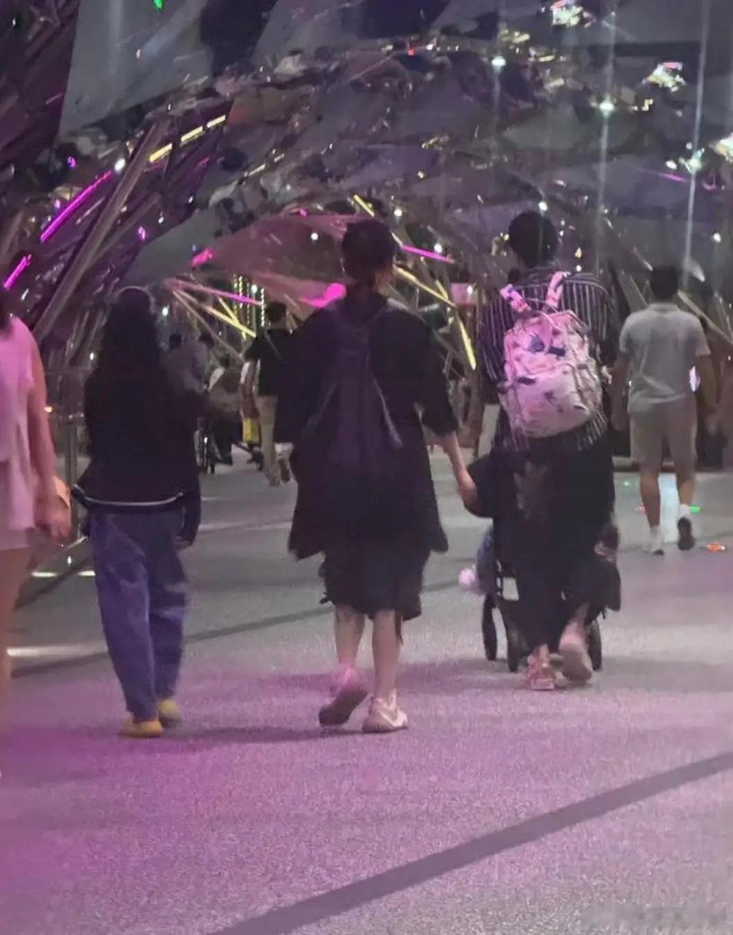 李承铉一家回北京，他推行李，lucky推弟弟，被宠着的戚薇好幸福！！！ 