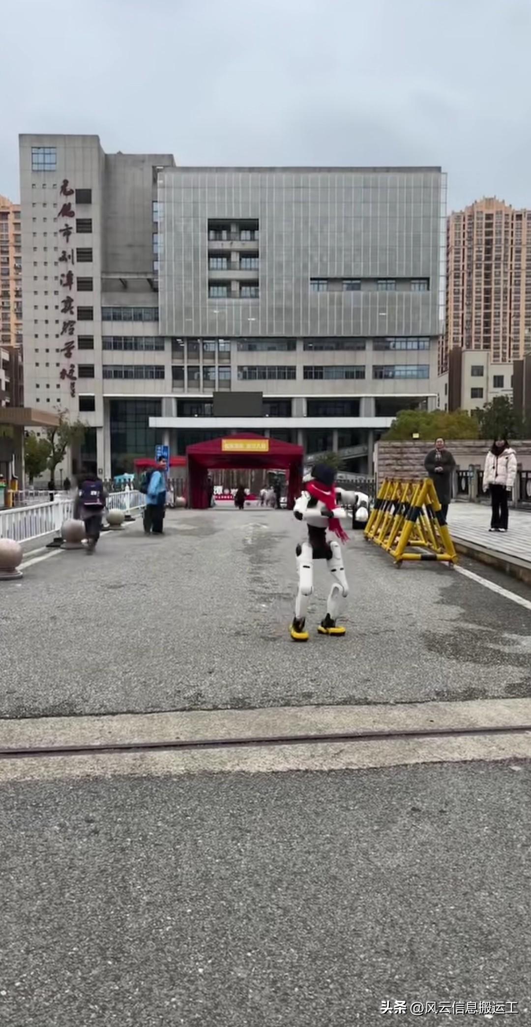 今天无锡小学第一天上课，门口都有机器人跳舞[呲牙]