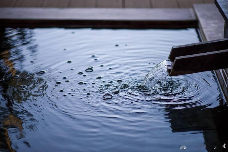 【日本温泉旅馆疑现偷窥事件 业者回应称“可能在捉虫”引发争议】海外新鲜事 随着天