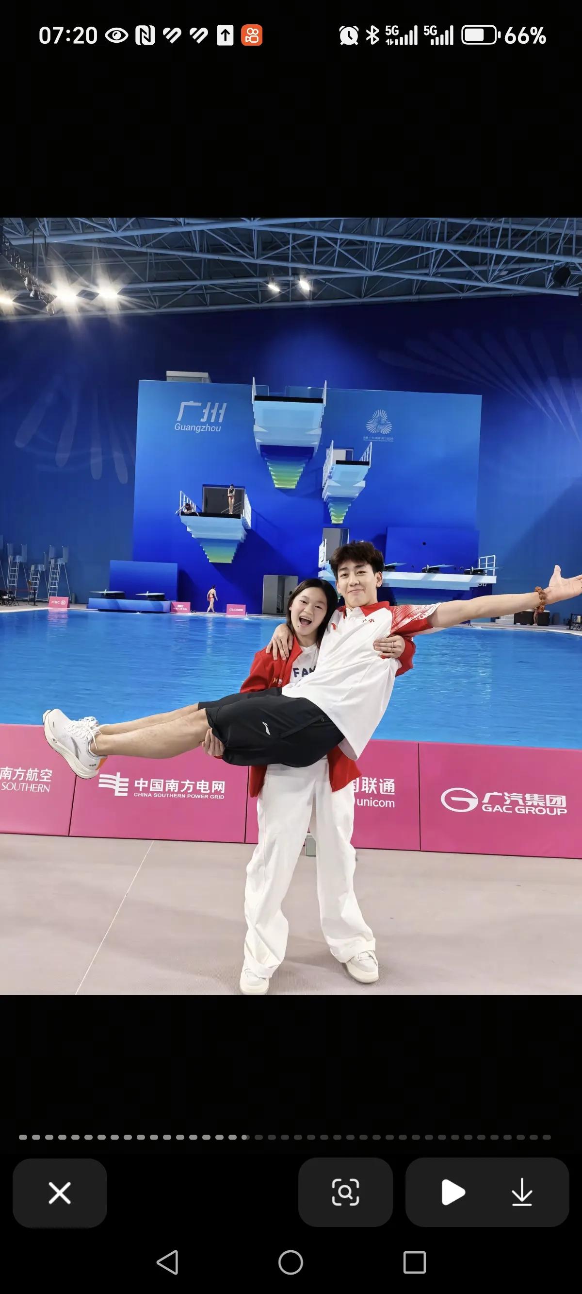 发现全红婵和男孩在一起玩能放得开，和女孩在一起的时候就一本正经了。

感觉她和男