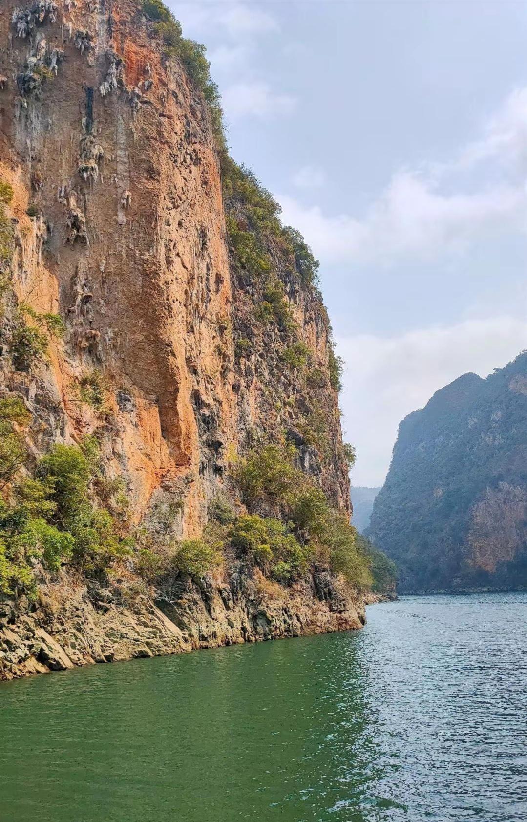 街道宽阔整洁就不用说了，曲靖被评为国家卫生城市，不是没有道理的。

曲靖的景点，