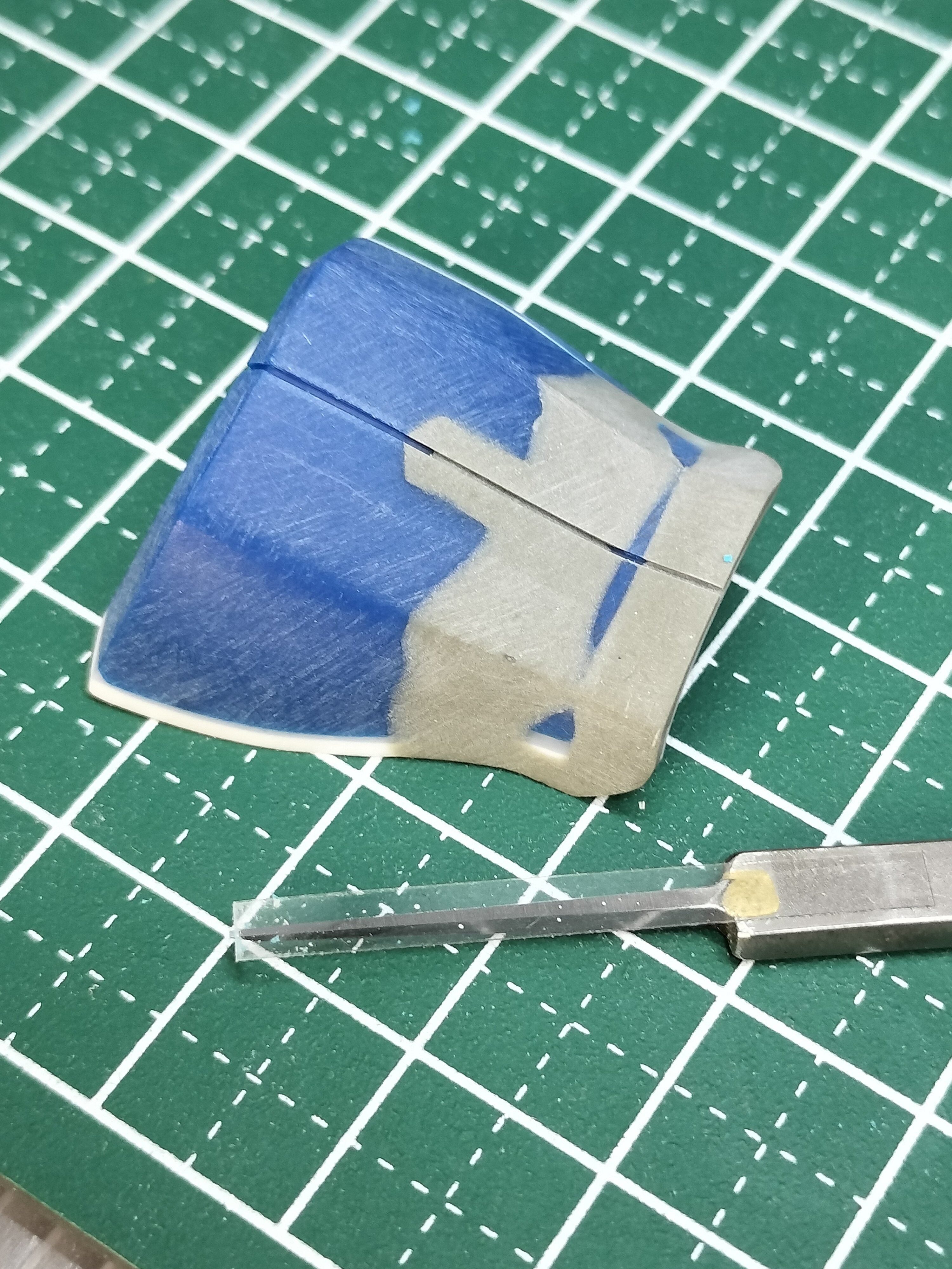 使用硬边胶带进行限位，刻出同样深度线槽的方法高达模型 ​​​