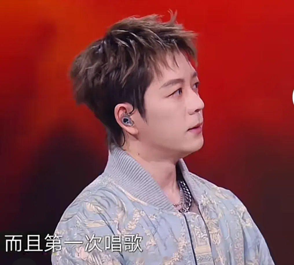 王赫野说：“陌生就陌生在我和栎鑫哥其实是第一次见，而且第一次唱歌。熟悉就是给到我