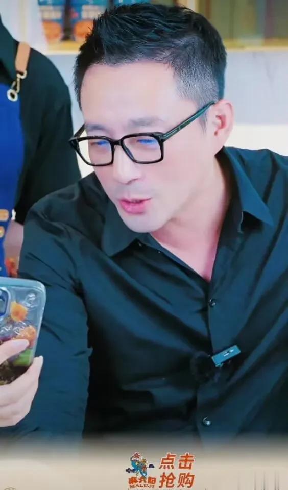 汪小菲唱《今夜你会不会来》《过火》，回忆在台北与张信哲游洪明伍思凯吃饭唱K，透露