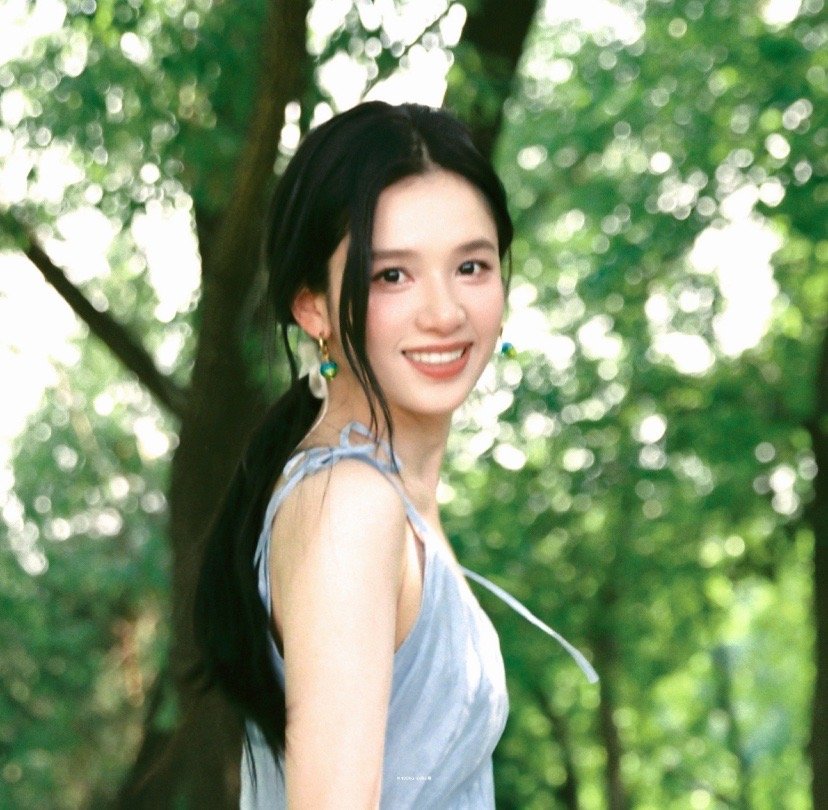 夏风穿过林间，把光揉成了碎影。张婧仪的笑意，是藏在绿意里的温柔回响。张婧仪
