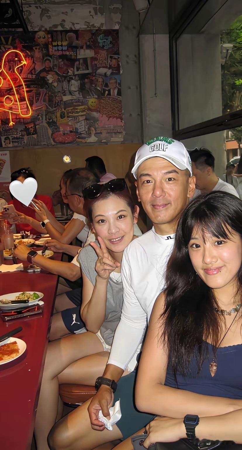 贾静雯的前夫也是肉眼可见的老了，和闺女一家三口合照非常幸福甜蜜，想当初两个人离婚