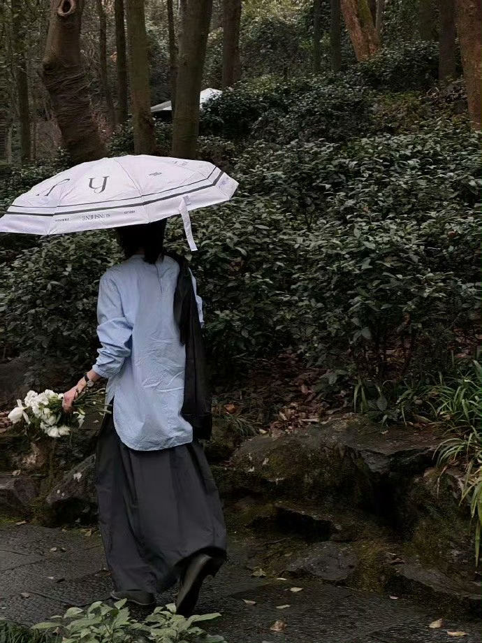 真心建议所有女生：“千万不要看见别人发光，就觉得自己黯淡。他强任他强，清风拂山岗