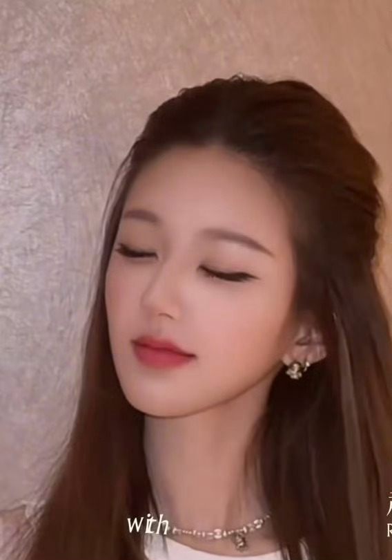 这是赵露思，没想到吧？