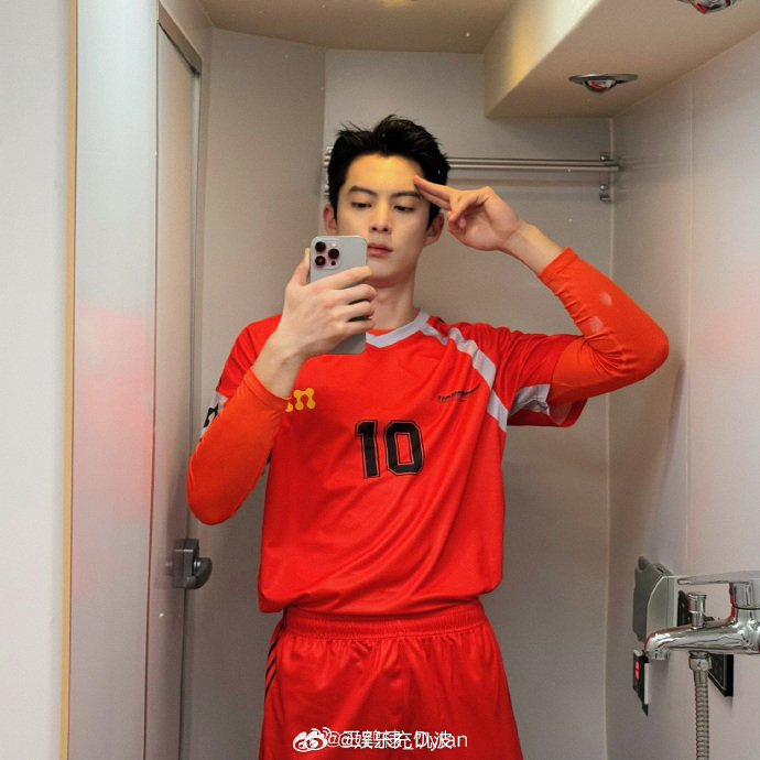 王鹤棣白鹿手机壁纸自信小孩欢乐多！王鹤棣白鹿壁纸都是本人亲爱的客栈