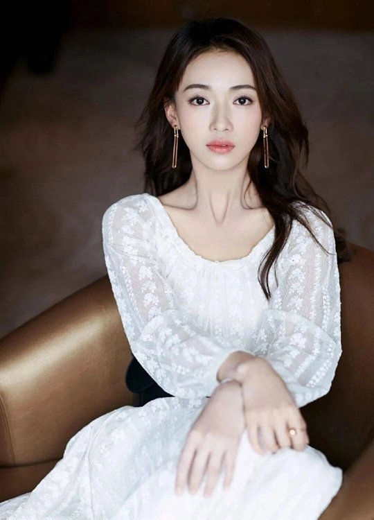 吴谨言全世界乳腺最畅通之人荧幕里她是锋芒外露的大女主，遇事从容，恩怨分明；荧幕外