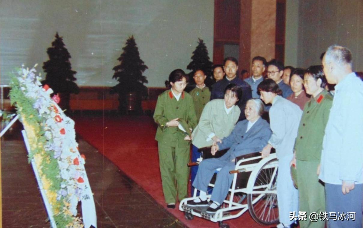 🍁1979年初秋，在女儿李敏、女婿孔令华的陪伴下，贺子珍首次来到毛主席纪念堂，