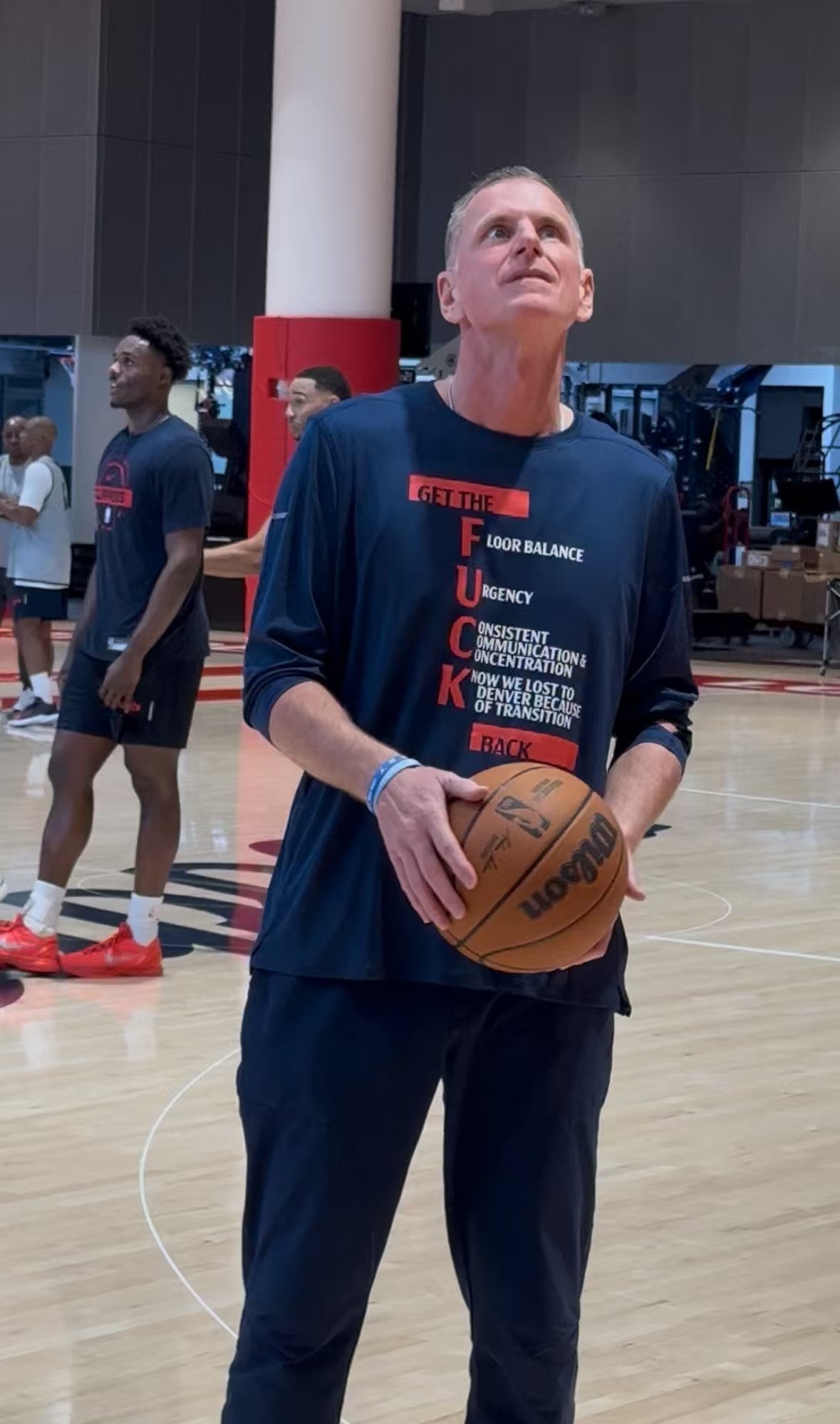 快船助理教练这个T恤我表示想买我的观赛搭子NBA[超话] ​​​