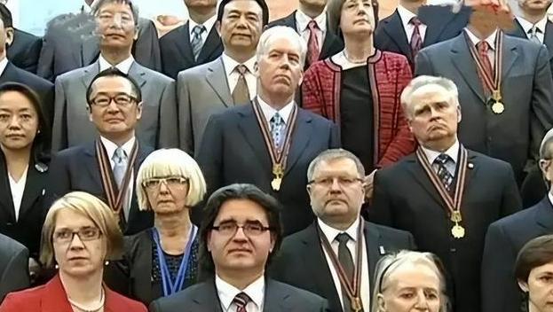 1991年，200名乌克兰专家来中国做出巨大贡献后，在采访中竟然嚎啕大哭。他们在