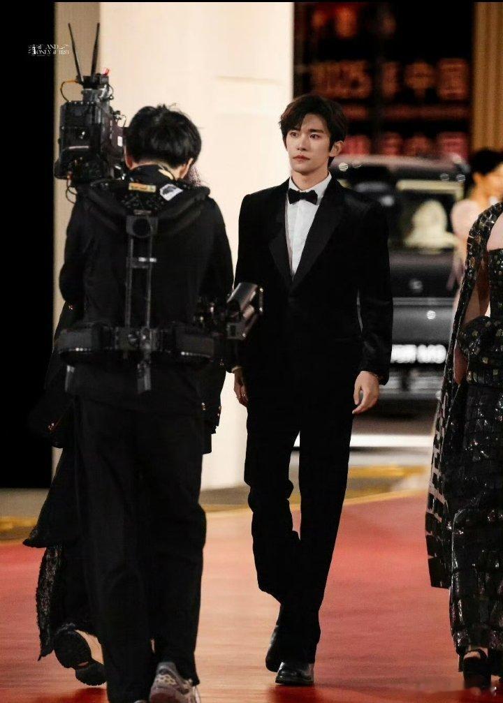 网友偶遇了易烊千玺人民大会堂×黑西装＝天选体制内男友。不是偶遇，是国家级认证：易