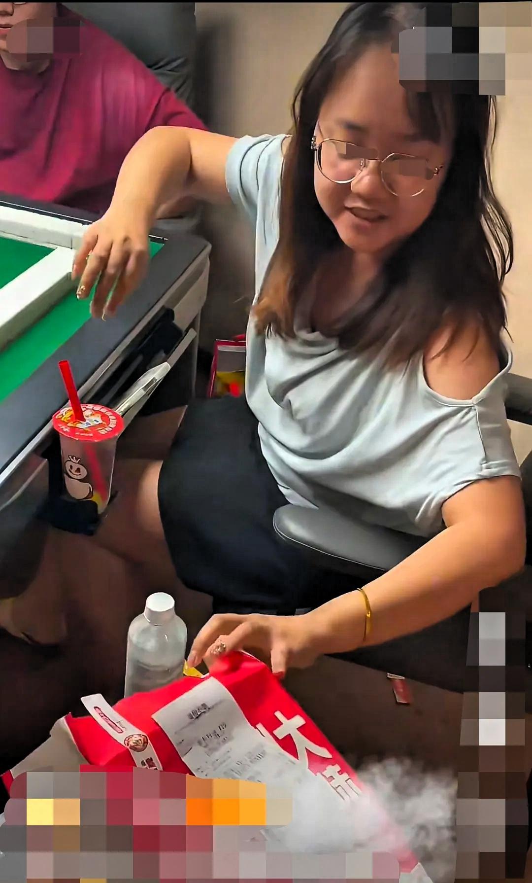 女子在外卖平台点了18块钱的鸡柳，吃的一根不剩发起了仅退款，外卖小哥上门沟通，对