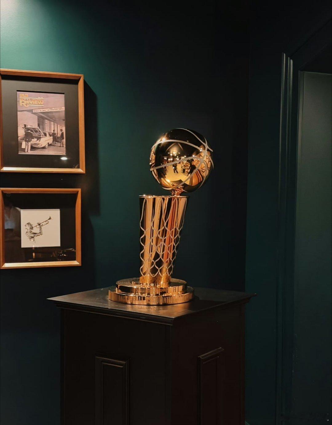 明天上午8点半，在五星体育电视直播NBA总决赛G3。时隔27年之后，NBA总决赛