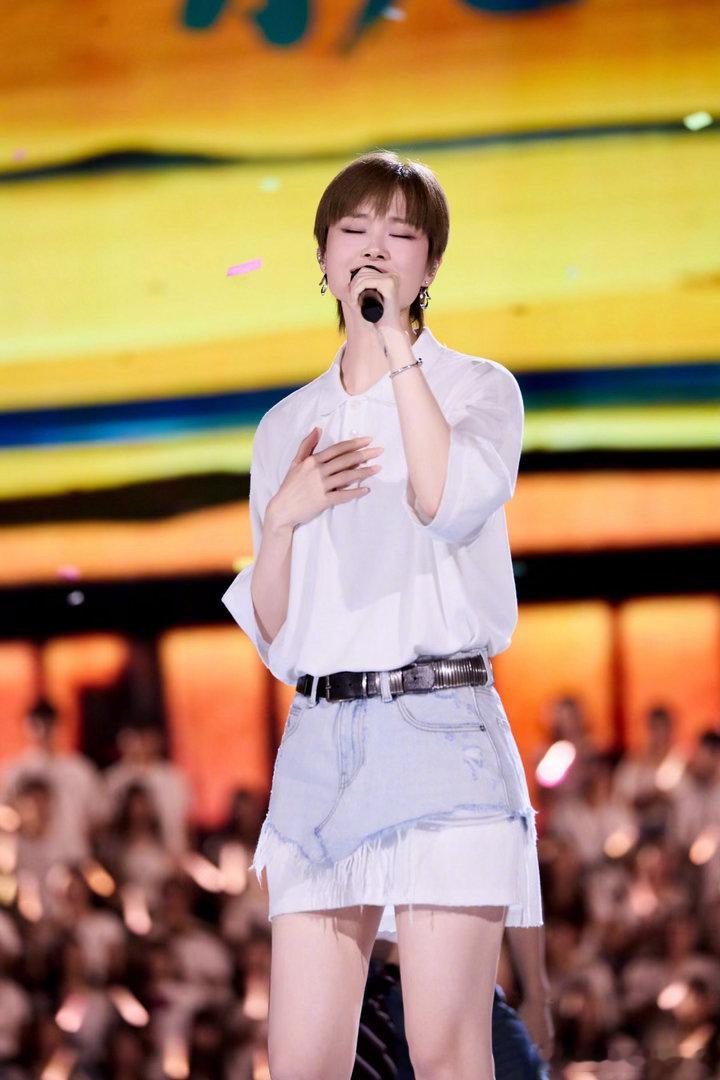 🎪李宇春自嘲没见过世面李宇春也在怀念22岁的自己吧 置身千人合唱队伍中央，场面