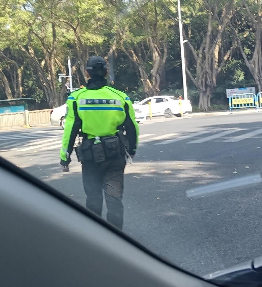 在深圳
一定要相信一句话：“前面有交警”

今天骑电动车过一个桥洞，电动车新国标