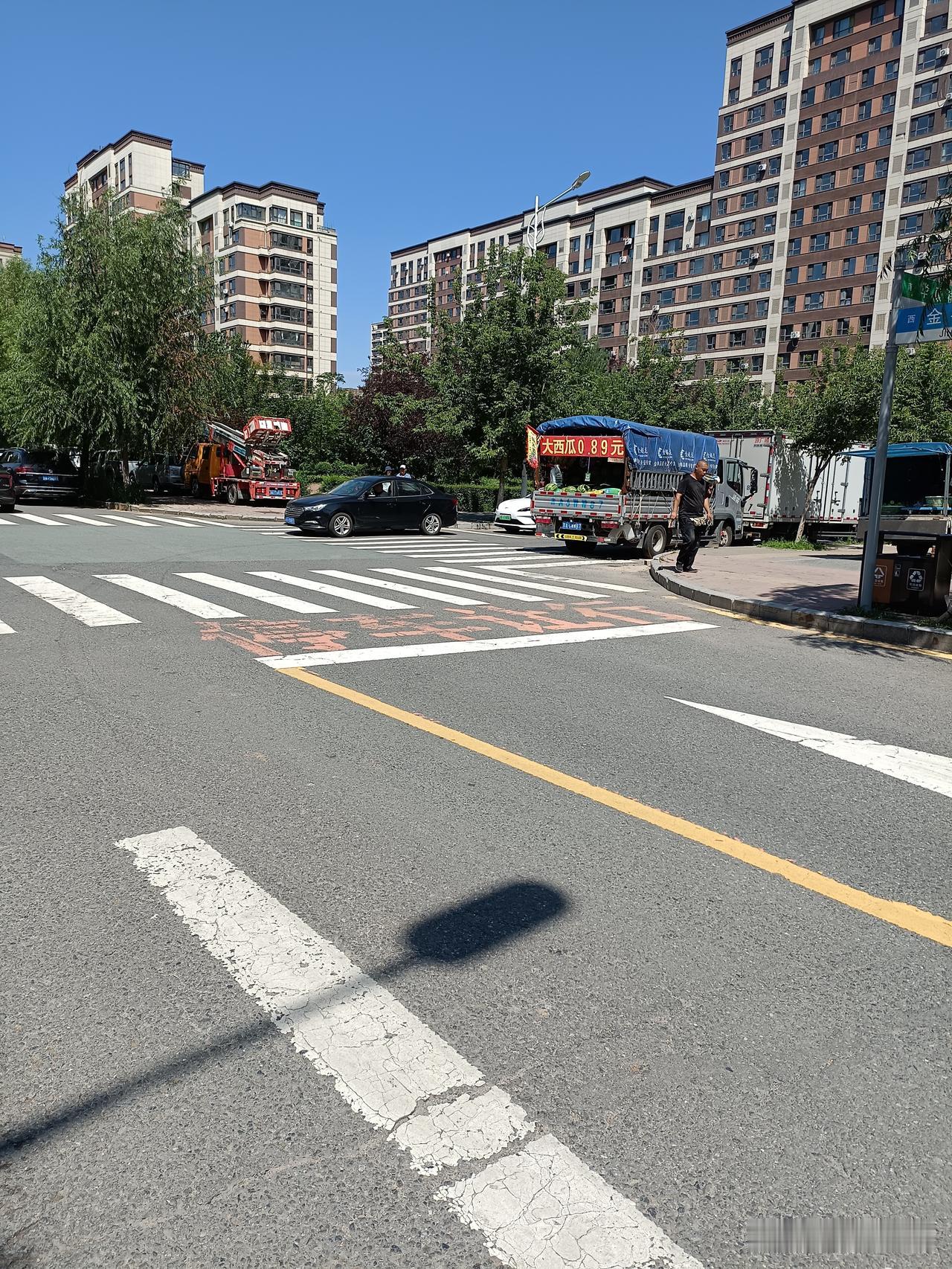 西瓜降价了
今天，看到西瓜价格降到1斤0.89元。前几天，西瓜1斤还2元钱以上。