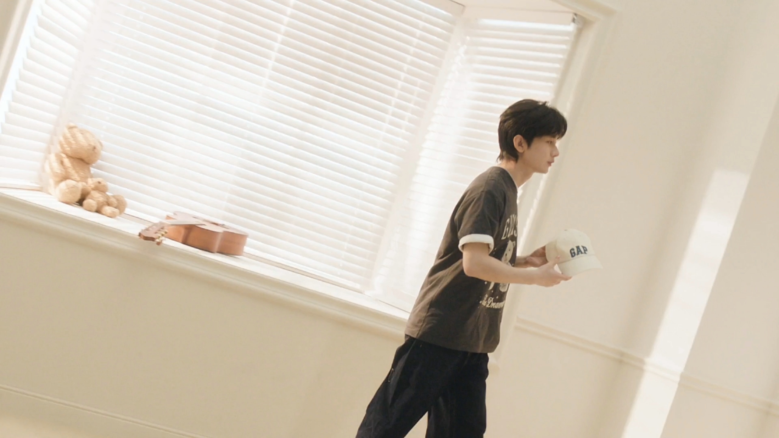 抓住一个转帽子的傅诗淇，成毅转的不是帽子，是我的心❤️GAP中国品牌代言人成毅