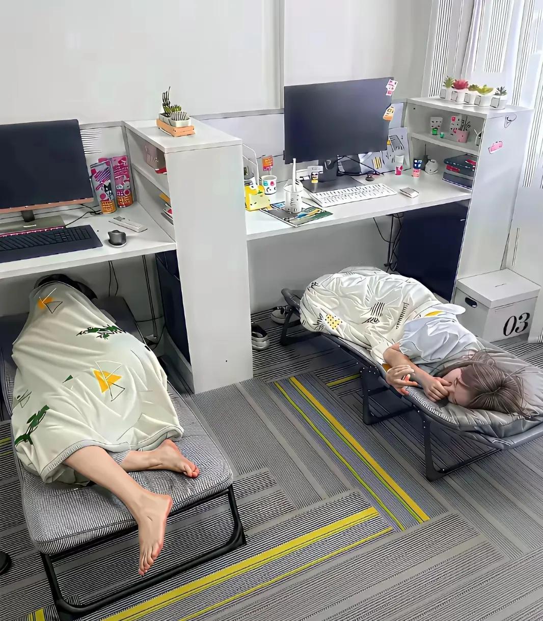 同样是打工人在午睡，左边的是在办公室睡，右边的是在工地上睡。

可现实社会就是这