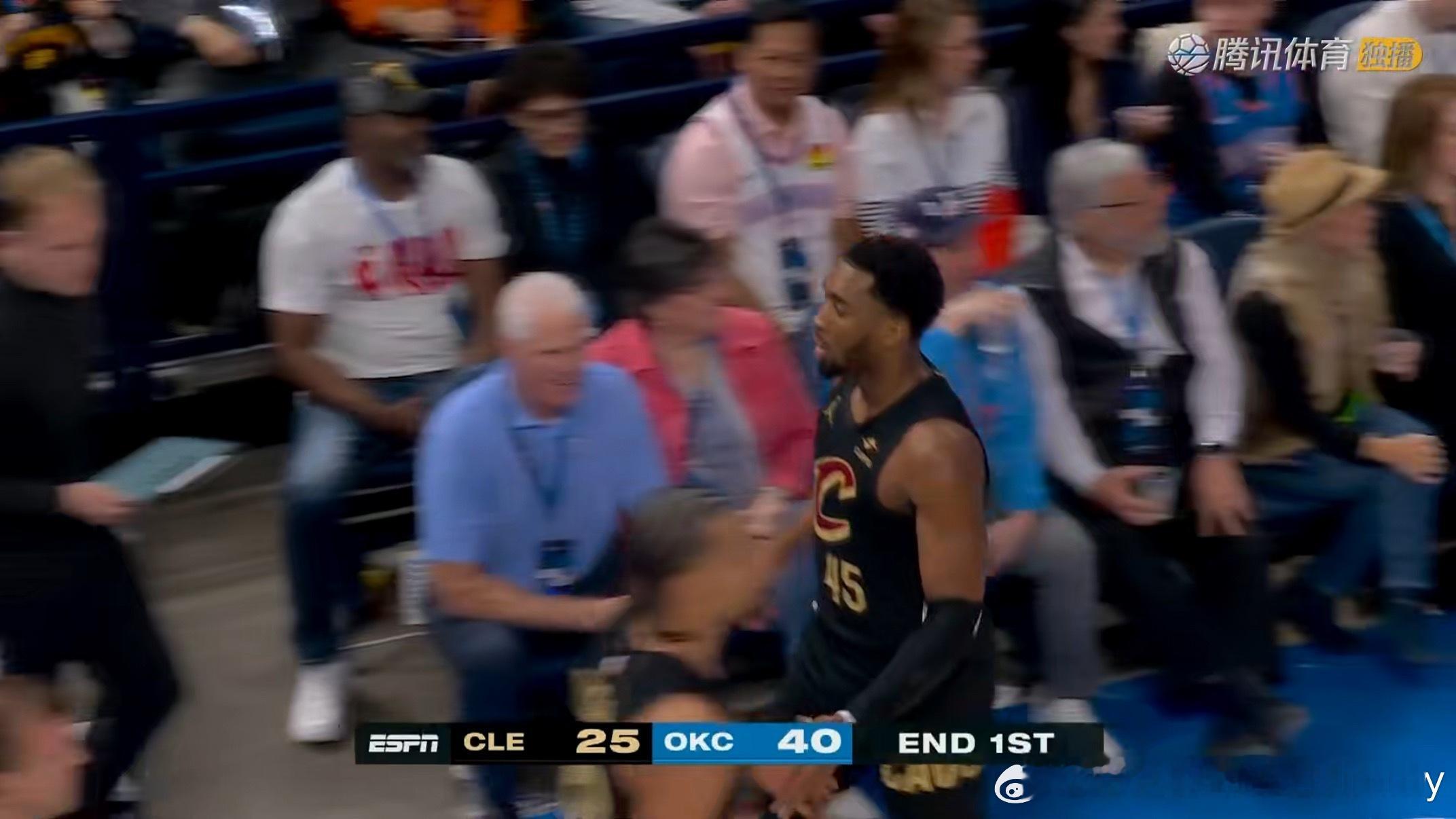 米切尔压哨打进，25-40落后15分。第一节雷霆进了8记三分。 