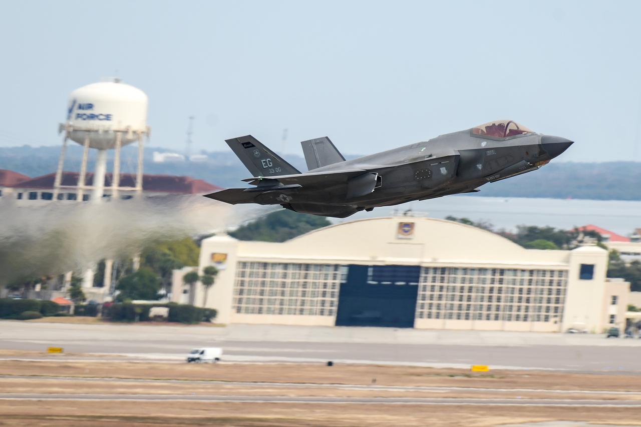 日前，美空军F-35机队在麦克迪尔空军基地进行训练。