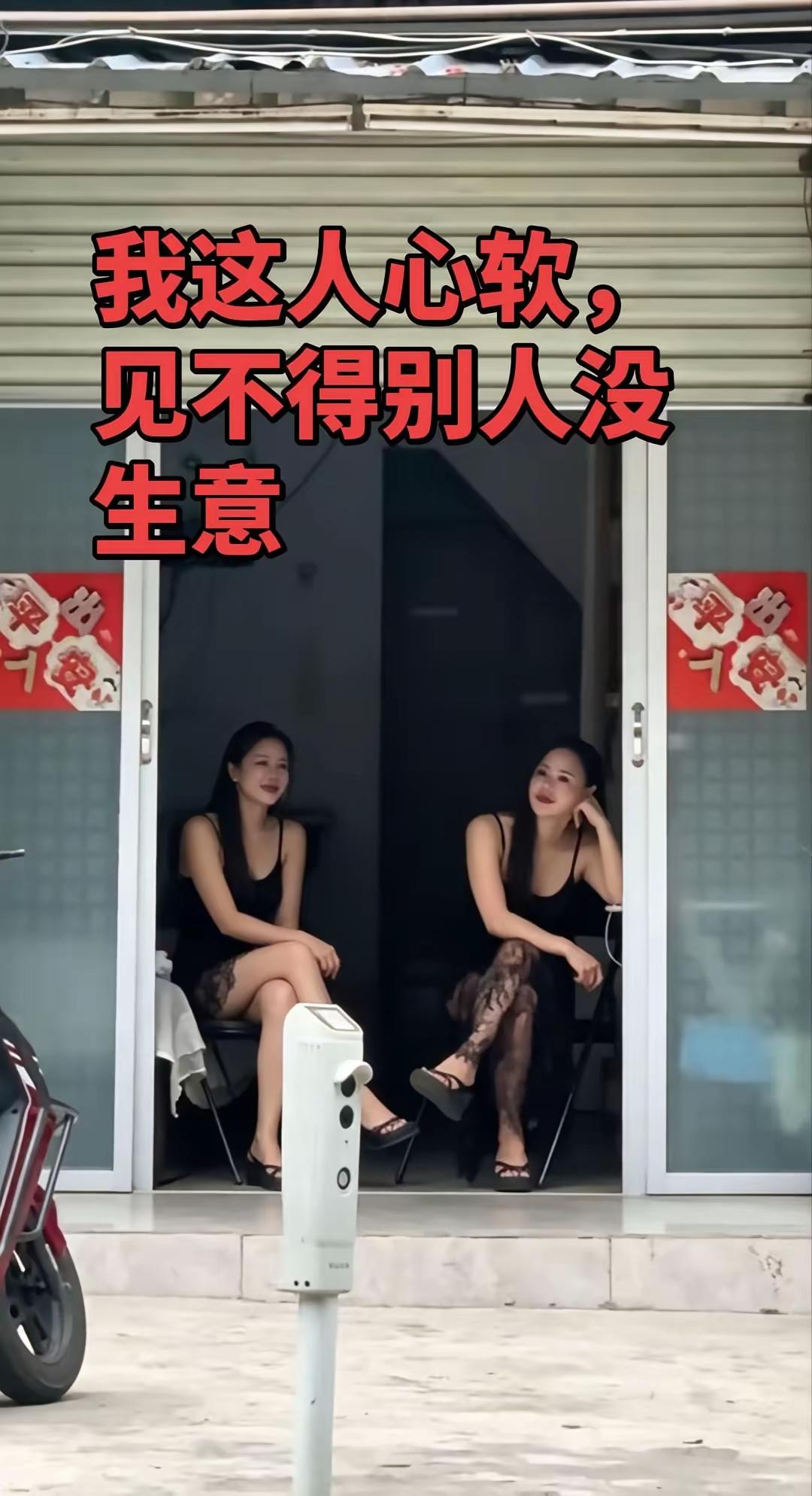 马云预言，电商线上平台将干掉线下50%的实体店……
她们的生意也受到了冲击……