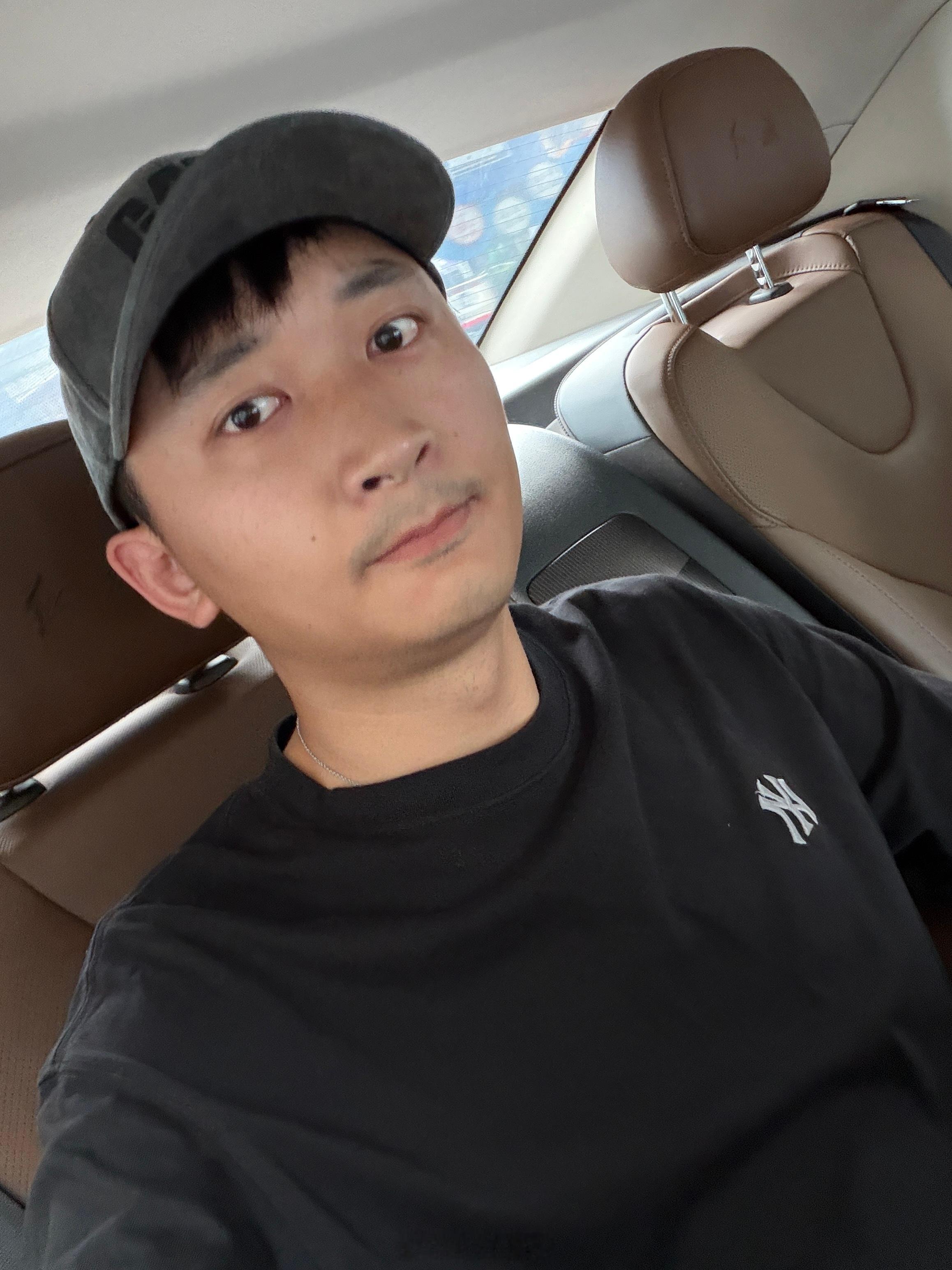 完了兄弟们，彻底没法落地走路了，脚也肿起来了，现在去医院拍片子 