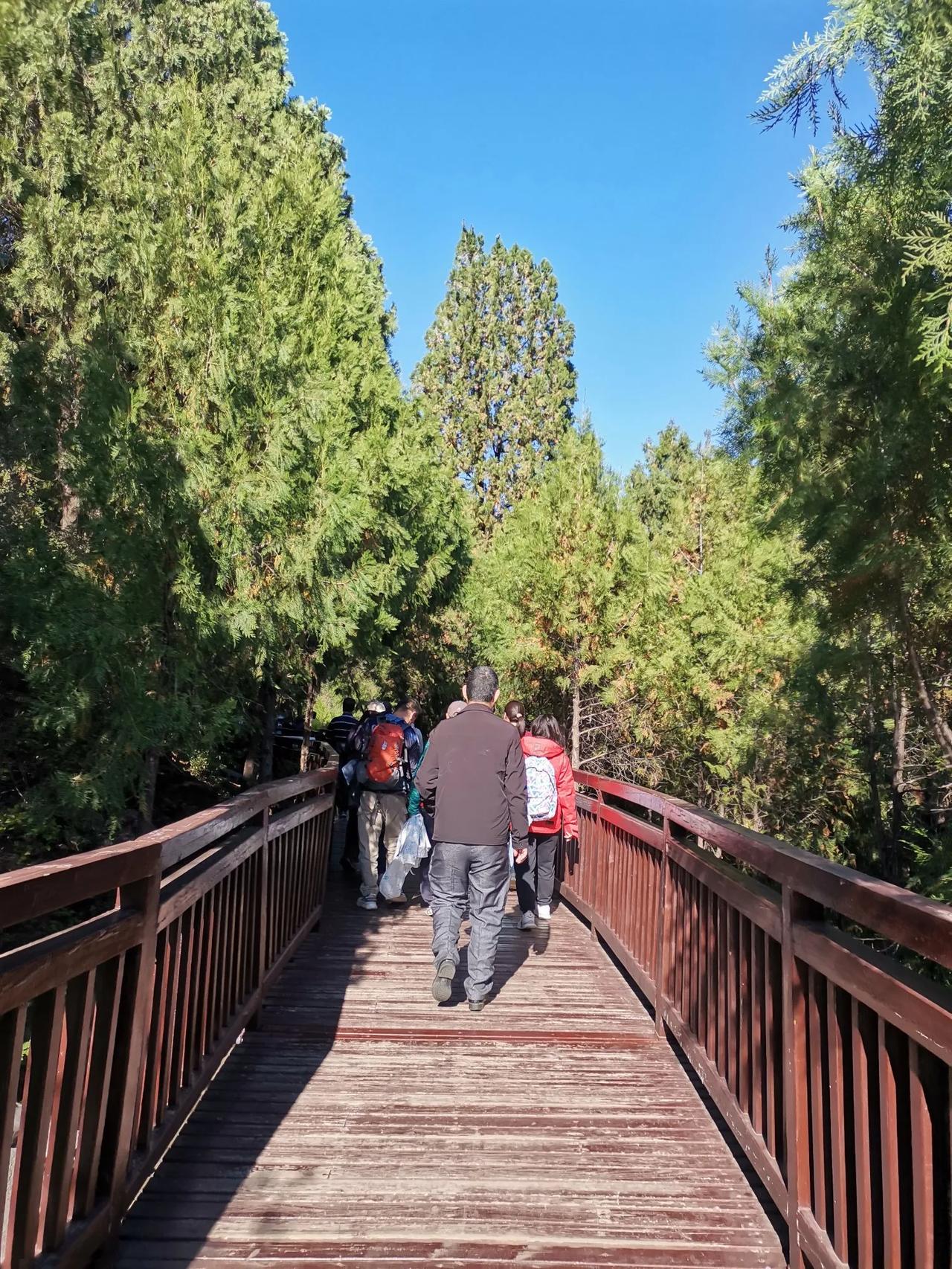 昨天去了爬雁栖湖边上的小山，真心不推荐大家去了。
去年有看过不少夸这个小山看雁栖