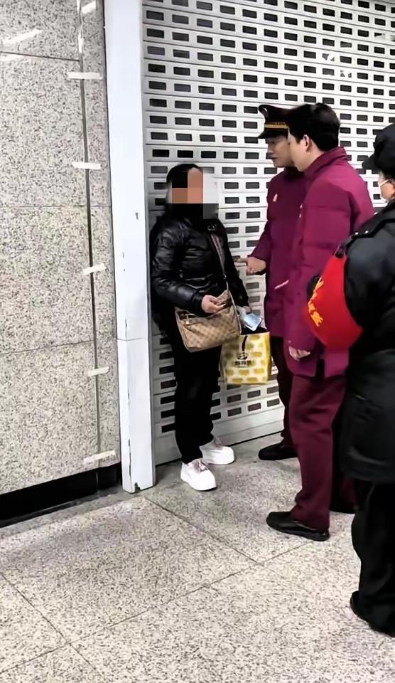 女子冒用母亲老年卡，查系统记录惊呆，这下能补完吗？
​武汉一女子，拿自己妈的老