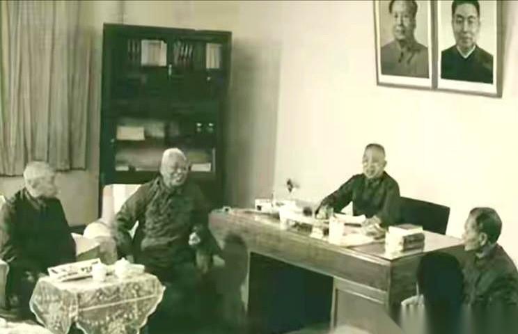 一张军事科学院的老照片，定格了一个瞬间。
主持会议的，是粟裕大将。你看他，指尖夹
