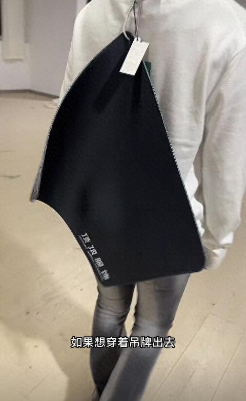 近日，江苏，一男装店老板为了避免恶意退货，他灵机一动，将烟灰缸、鼠标垫做成衣服吊