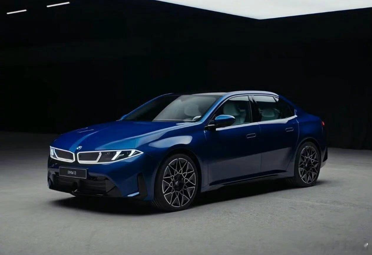 全新宝马i3实车曝光了，这就是接下来宝马的新世代设计，前脸双肾没有更大，侧边看起