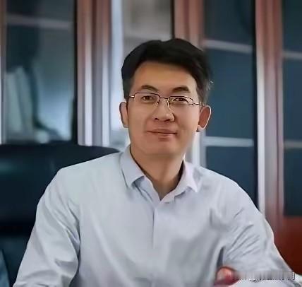 好奇查了一下武汉大学原教授付磊

不查不知道

从公开履历来看，他的学术仕途在外