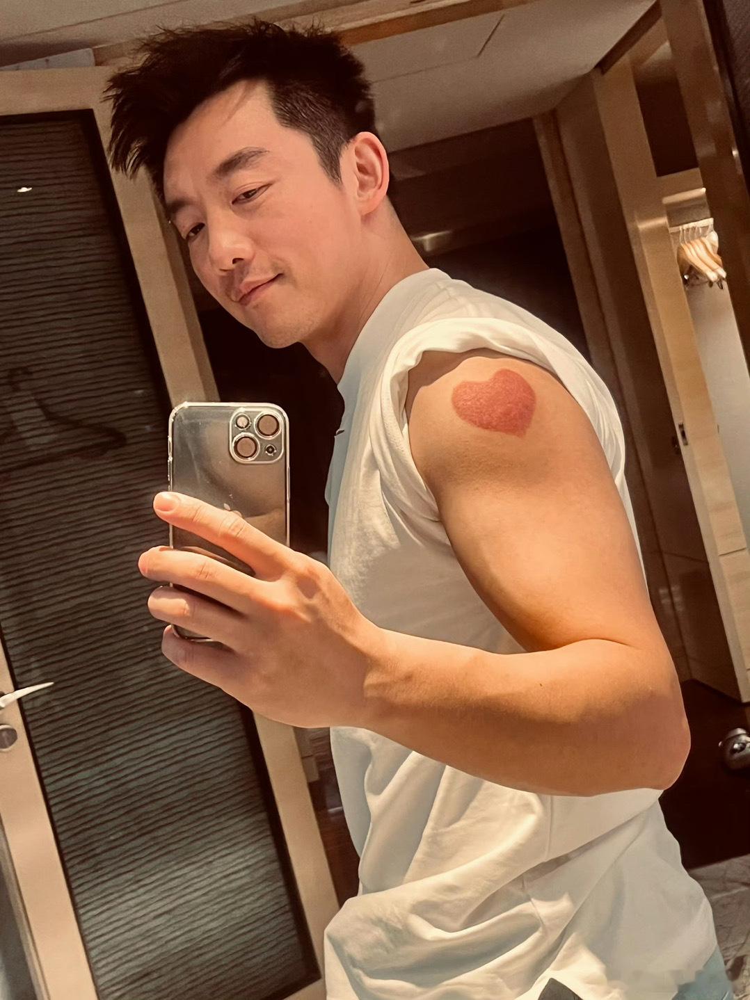 #郑恺拔火罐也得整浪漫#第一次见到心形拔火罐耶！郑恺去哪找到这种有意思的玩意儿，