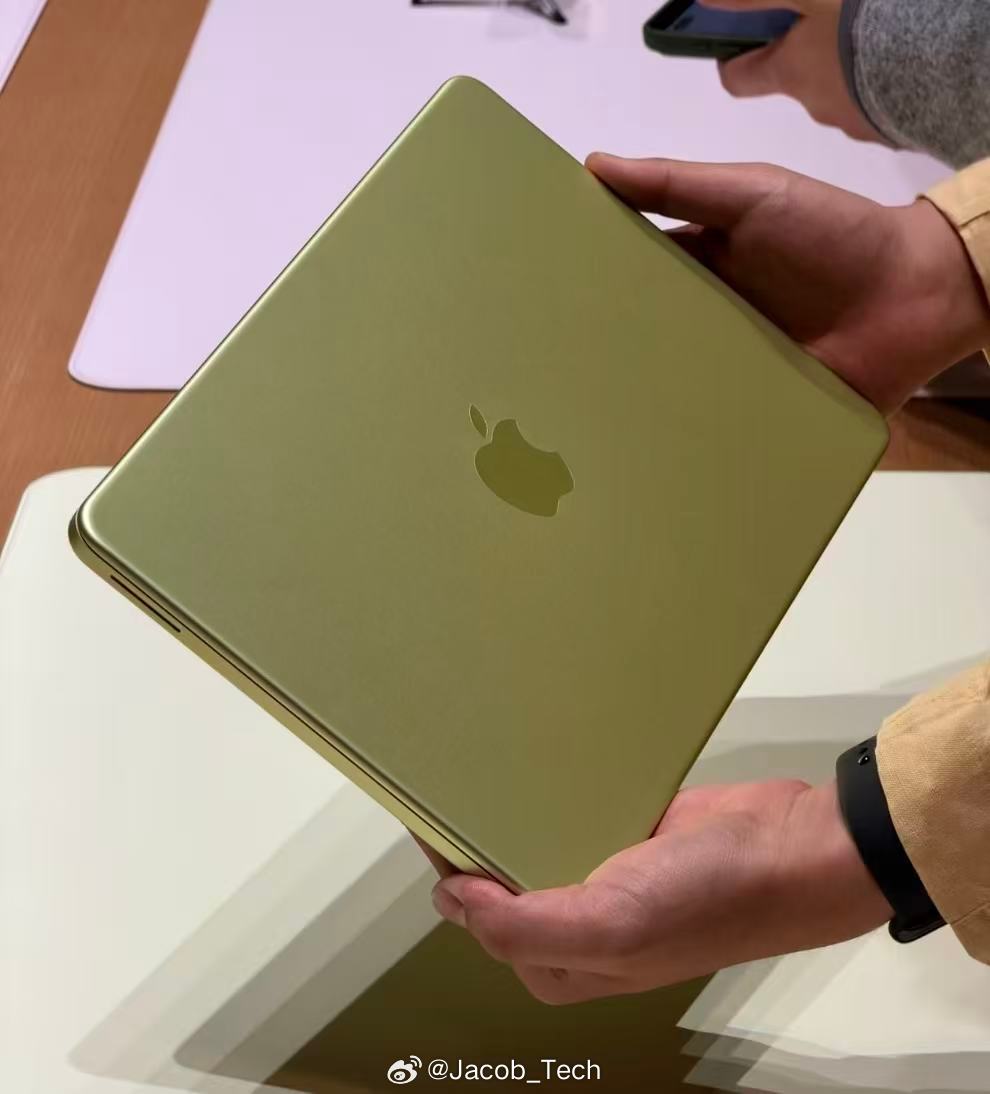 iPhone17e上手 看了一圈线下摸过苹果新品的博主，说的比较多是“浅粉色”真