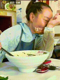 “劳动最光荣，具象化了！” 甘肃，面馆里，一名务工女子怕身上的工作污渍扰了别人，