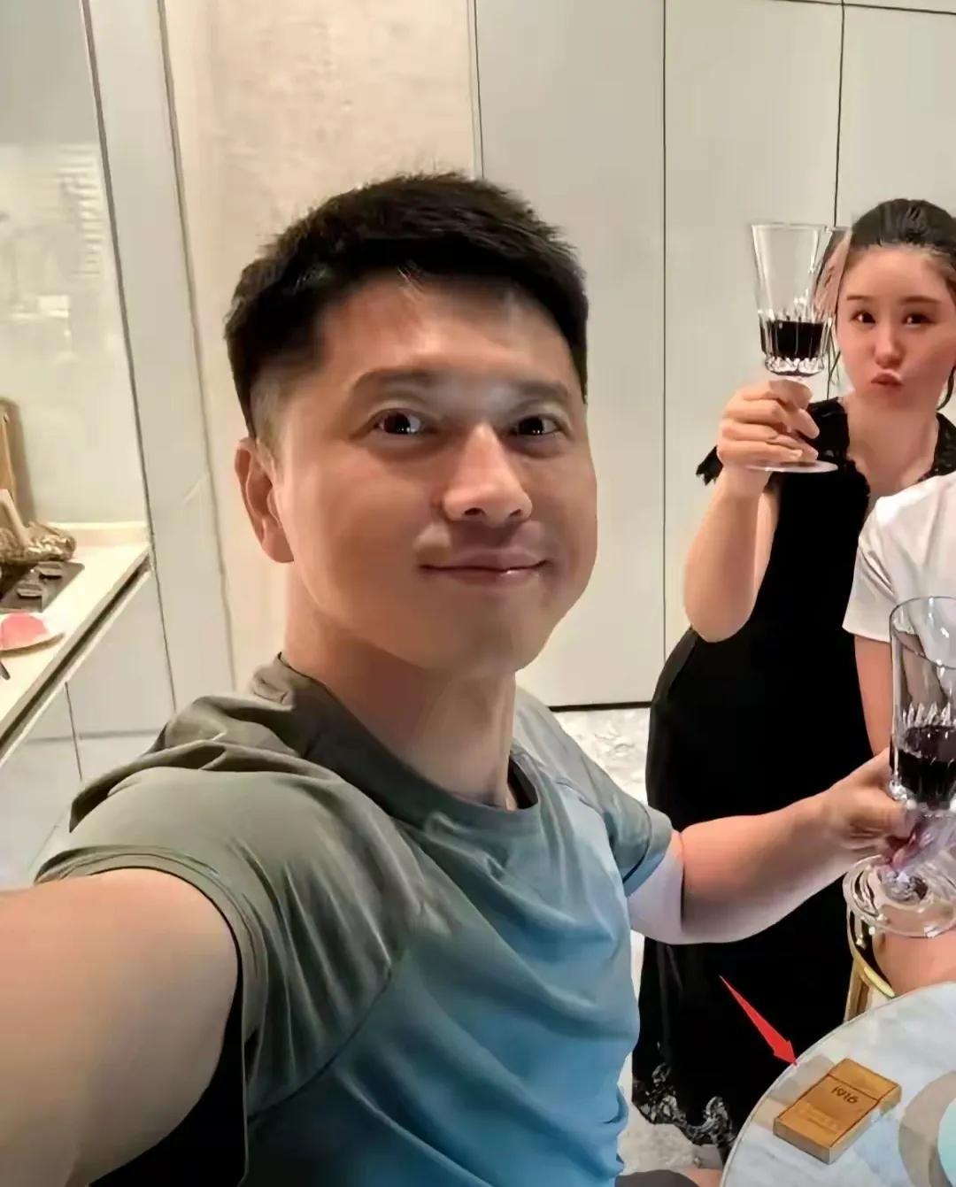 大家看看桌子上那盒是啥？

明星跟咱百姓一样吗

是不是大众都在用的？