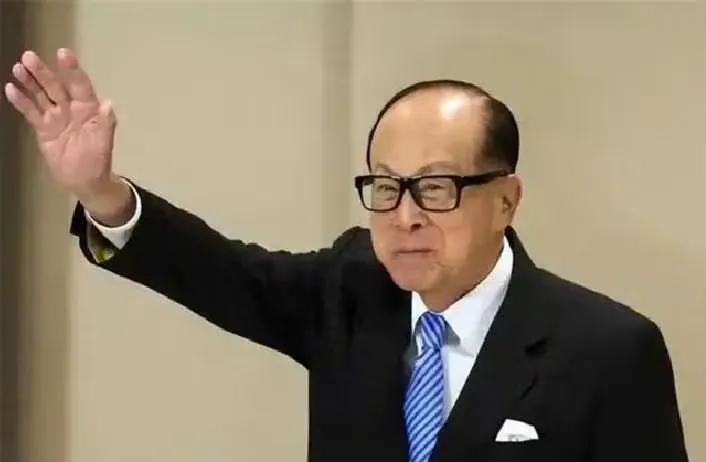 在商海沉浮多年，李嘉诚一直被视作商业传奇，可如今，他却深陷泥潭，坏消息一个接一个