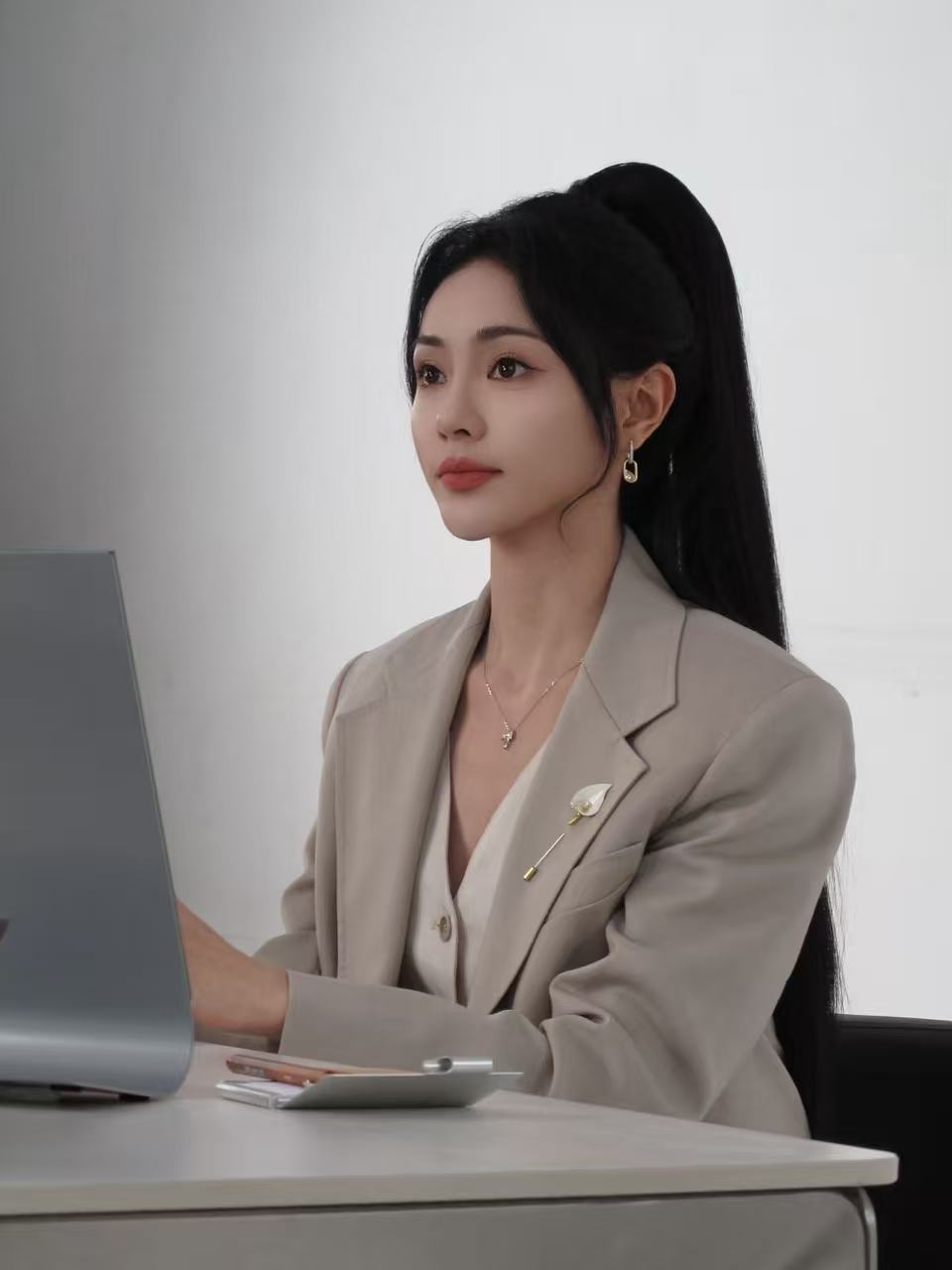 谢可寅自带一张有底气的脸谢可寅眼里都是底气荧幕红毯无缝衔接，百变造型适配各类场合
