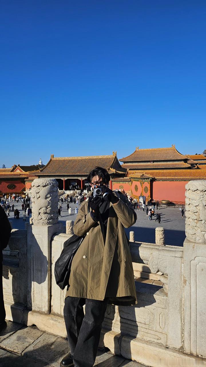 我真是很喜欢这组，是小伯从早到晚记录着的横着飞和北京 ​​​
