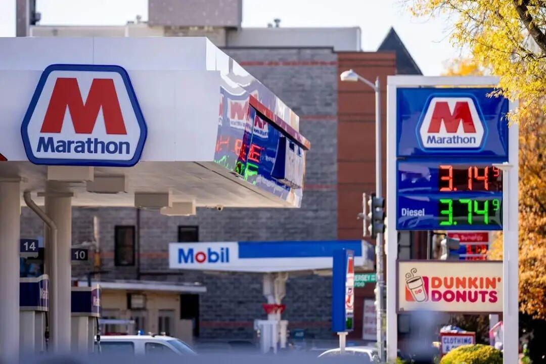 全美各地的汽油价格正在下降，特朗普声称这要归功于他。尽管通货膨胀上升，但根据美国