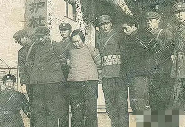 1986年夏天，一女两男到故宫游玩，那个女子突然说了一句很奇怪的话，“这大殿的气